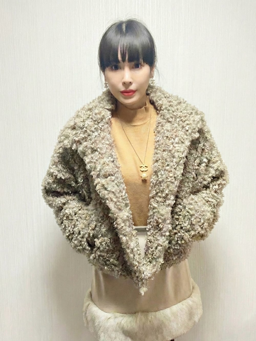 ベージュ系のスカート、ベージュ系のジャケット/アウター、ベージュ系のショルダーバッグを着用したレディースの秋コーディネートの2枚目の写真