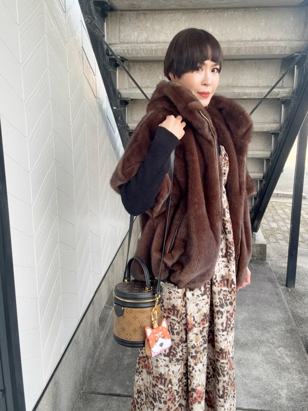 ブラウン系のその他アウター、ブラウン系のローファー、ブラウン系のワンピースを着用したレディースの秋コーディネートの2枚目の写真