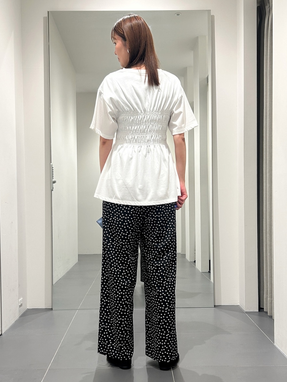 ホワイト系のTシャツ/カットソー、ブラック系のその他パンツ、ブラック系のバレエシューズを着用したレディースの夏コーディネートの2枚目の写真