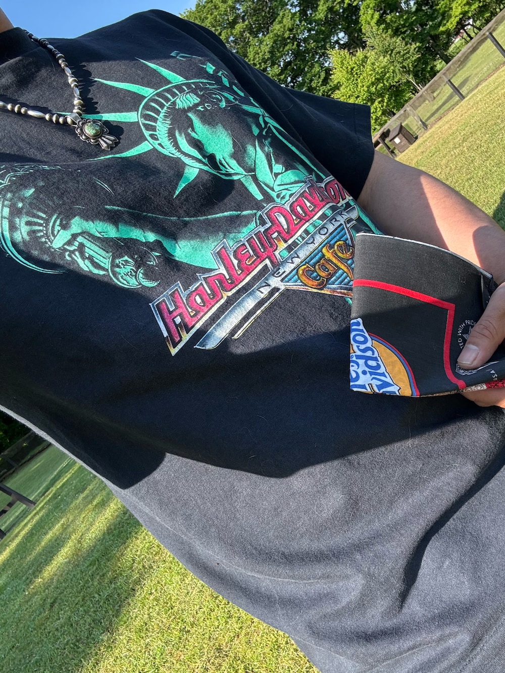 ブラック系のTシャツ/カットソー、グレー系のその他パンツ、ブラウン系のサンダルを着用したメンズの夏コーディネートの3枚目の写真