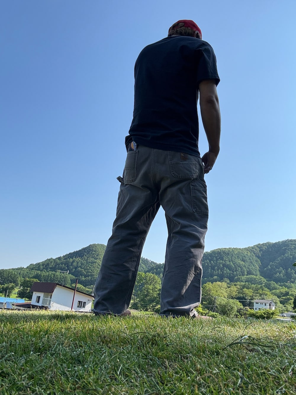 ブラック系のTシャツ/カットソー、グレー系のその他パンツ、ブラウン系のサンダルを着用したメンズの夏コーディネートの2枚目の写真