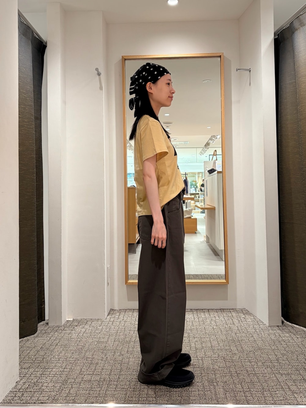 イエロー系のTシャツ/カットソー、ブラック系のその他シューズ、グレー系のその他パンツを着用したレディースの夏コーディネートの2枚目の写真