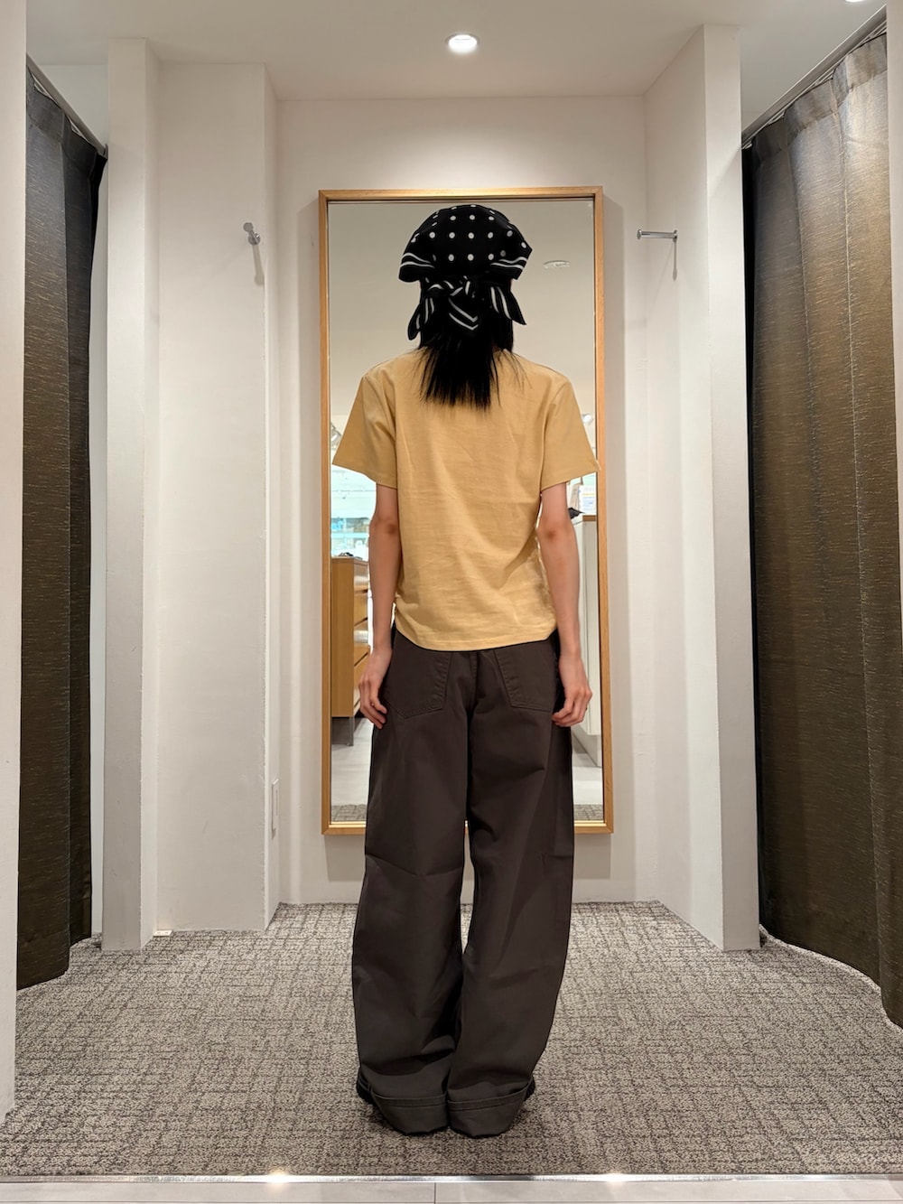 イエロー系のTシャツ/カットソー、ブラック系のその他シューズ、グレー系のその他パンツを着用したレディースの夏コーディネートの3枚目の写真