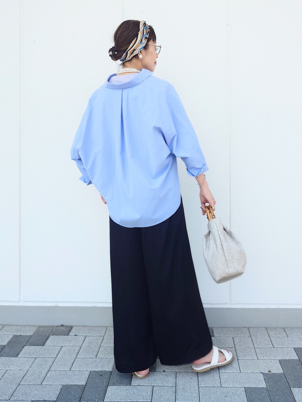 ブルー系のシャツ/ブラウス、パープル系のTシャツ/カットソー、ブラック系のその他パンツを着用したレディースの夏コーディネートの5枚目の写真