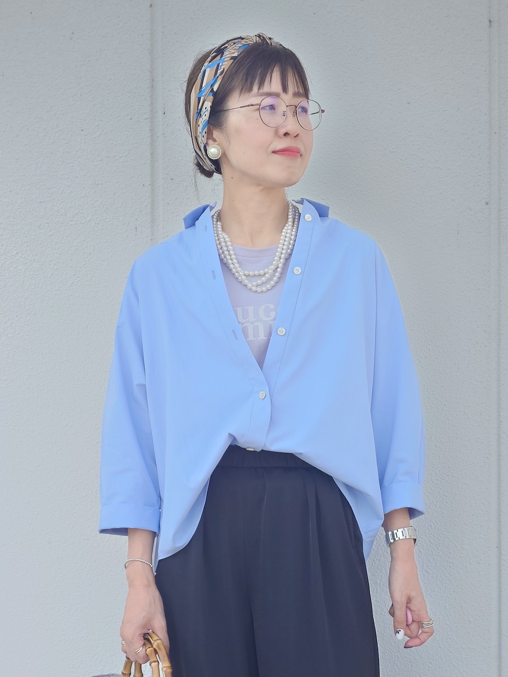 ブルー系のシャツ/ブラウス、パープル系のTシャツ/カットソー、ブラック系のその他パンツを着用したレディースの夏コーディネートの6枚目の写真