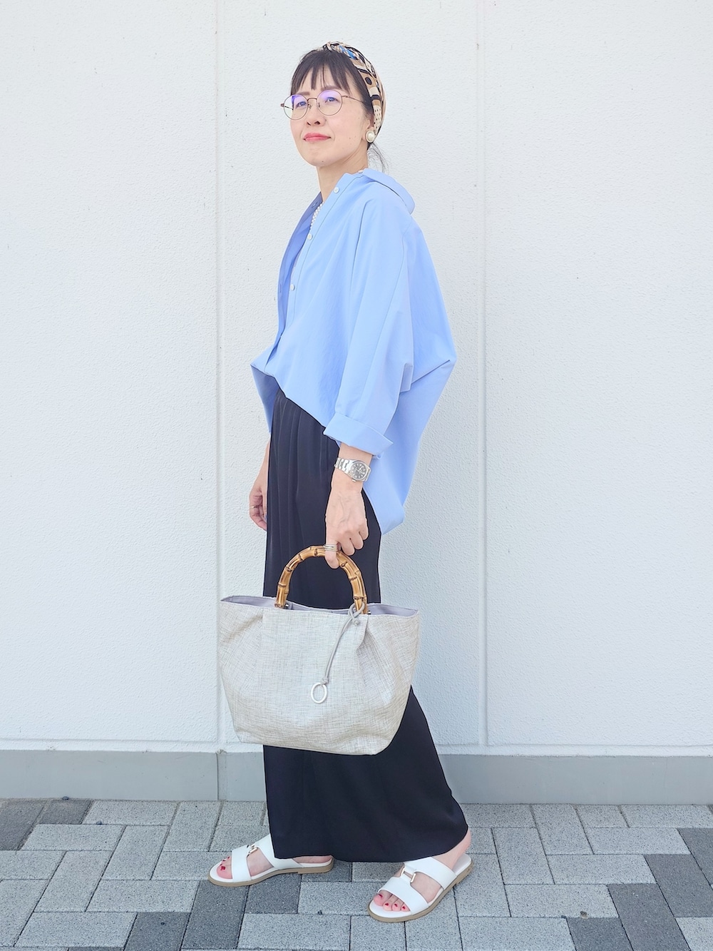 ブルー系のシャツ/ブラウス、パープル系のTシャツ/カットソー、ブラック系のその他パンツを着用したレディースの夏コーディネートの4枚目の写真