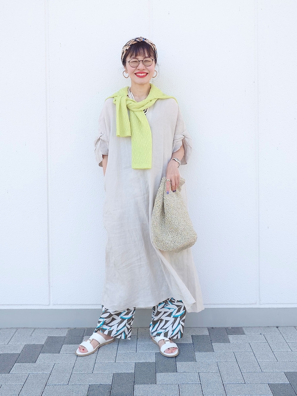 ベージュ系のワンピース、グリーン系のカーディガン/ボレロ、グリーン系のその他パンツを着用したレディースの夏コーディネートの5枚目の写真