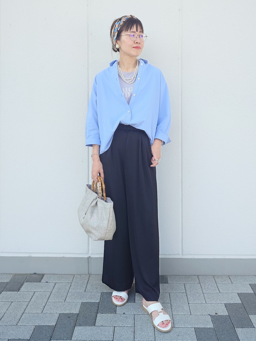 ブルー系のシャツ/ブラウス、パープル系のTシャツ/カットソー、ブラック系のその他パンツを着用したレディースの夏コーディネートの2枚目の写真