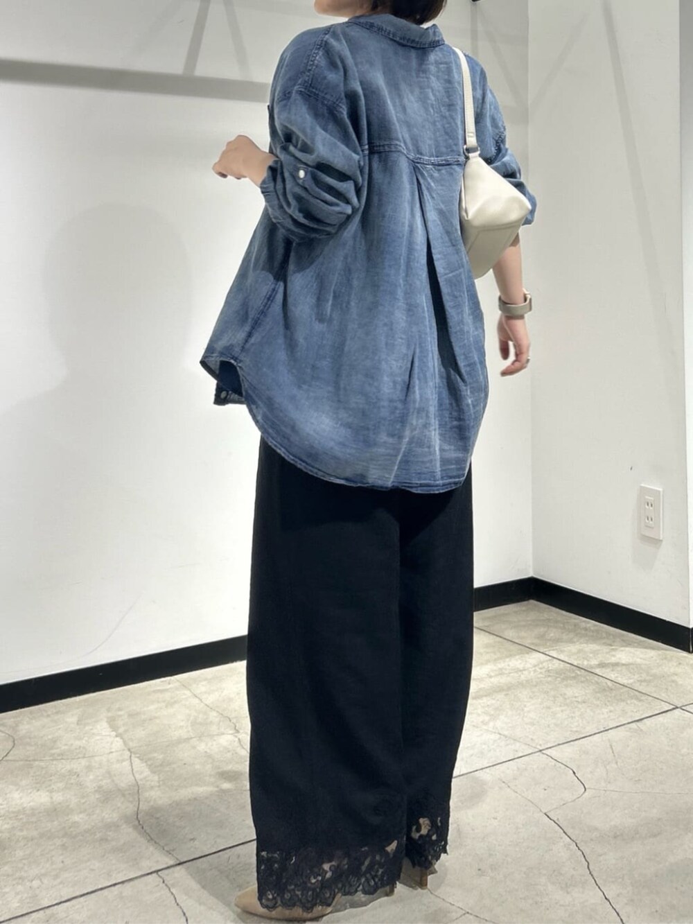 ブルー系のシャツ/ブラウス、ブラック系のキャミソール、ブラック系のその他パンツを着用したレディースの夏コーディネートの3枚目の写真