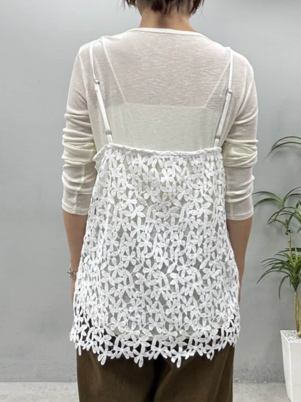 ベージュ系のその他パンツ、ホワイト系のキャミソール、ホワイト系のTシャツ/カットソーを着用したレディースの夏コーディネートの4枚目の写真