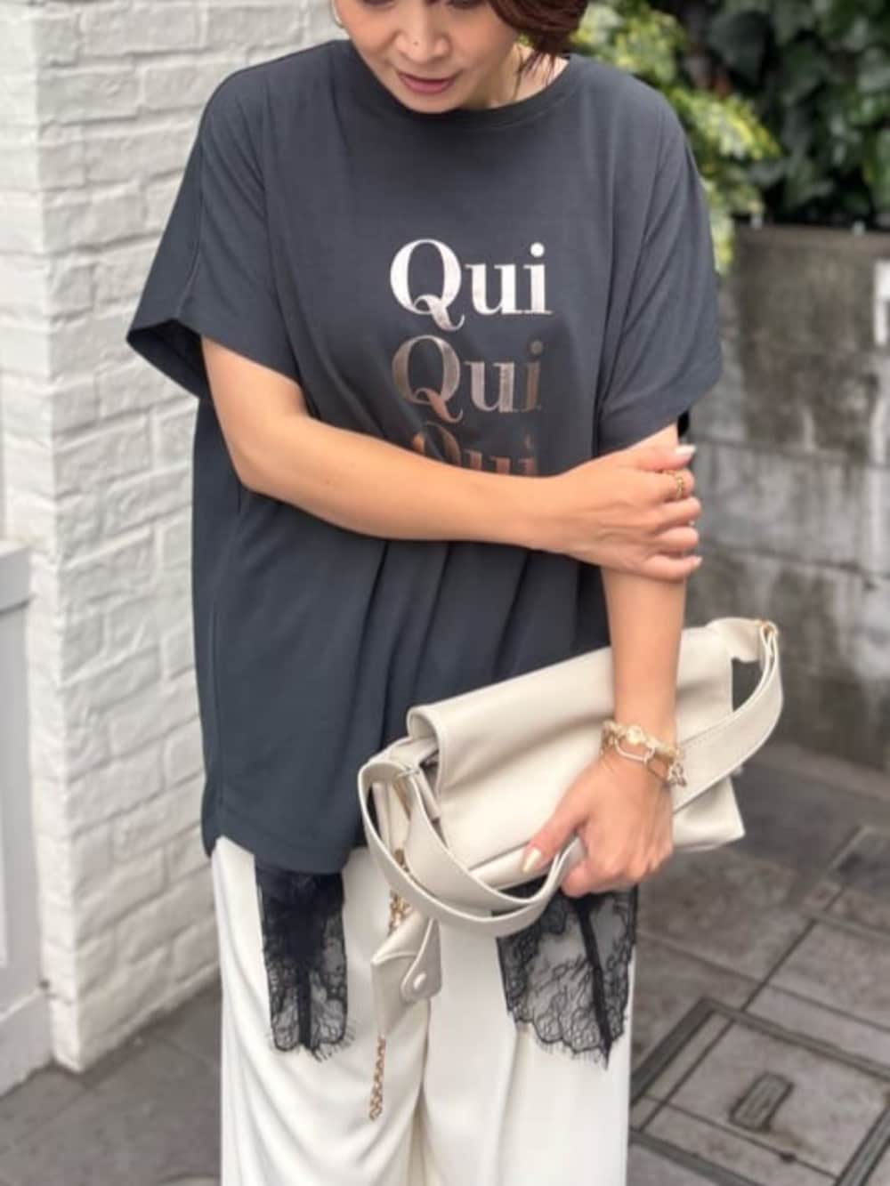 グレー系のキャミソール、ホワイト系のショルダーバッグ、グレー系のTシャツ/カットソーを着用したレディースの夏コーディネートの3枚目の写真