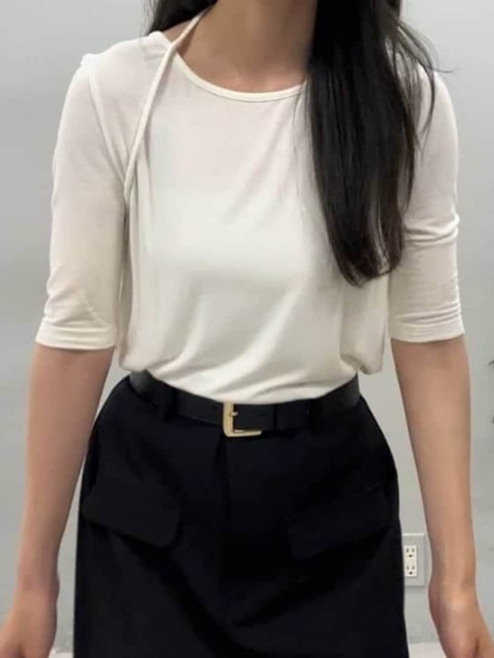ホワイト系のTシャツ/カットソーを着用したレディースの夏コーディネートの2枚目の写真