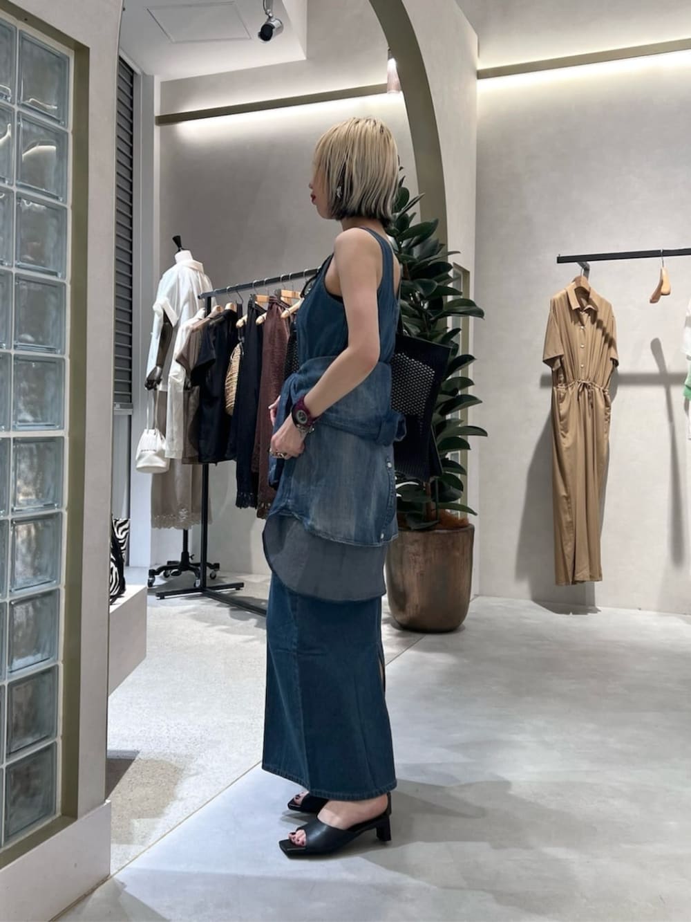 ブルー系のシャツ/ブラウス、ブルー系のワンピース、ブラック系のサンダルを着用したレディースの夏コーディネートの3枚目の写真