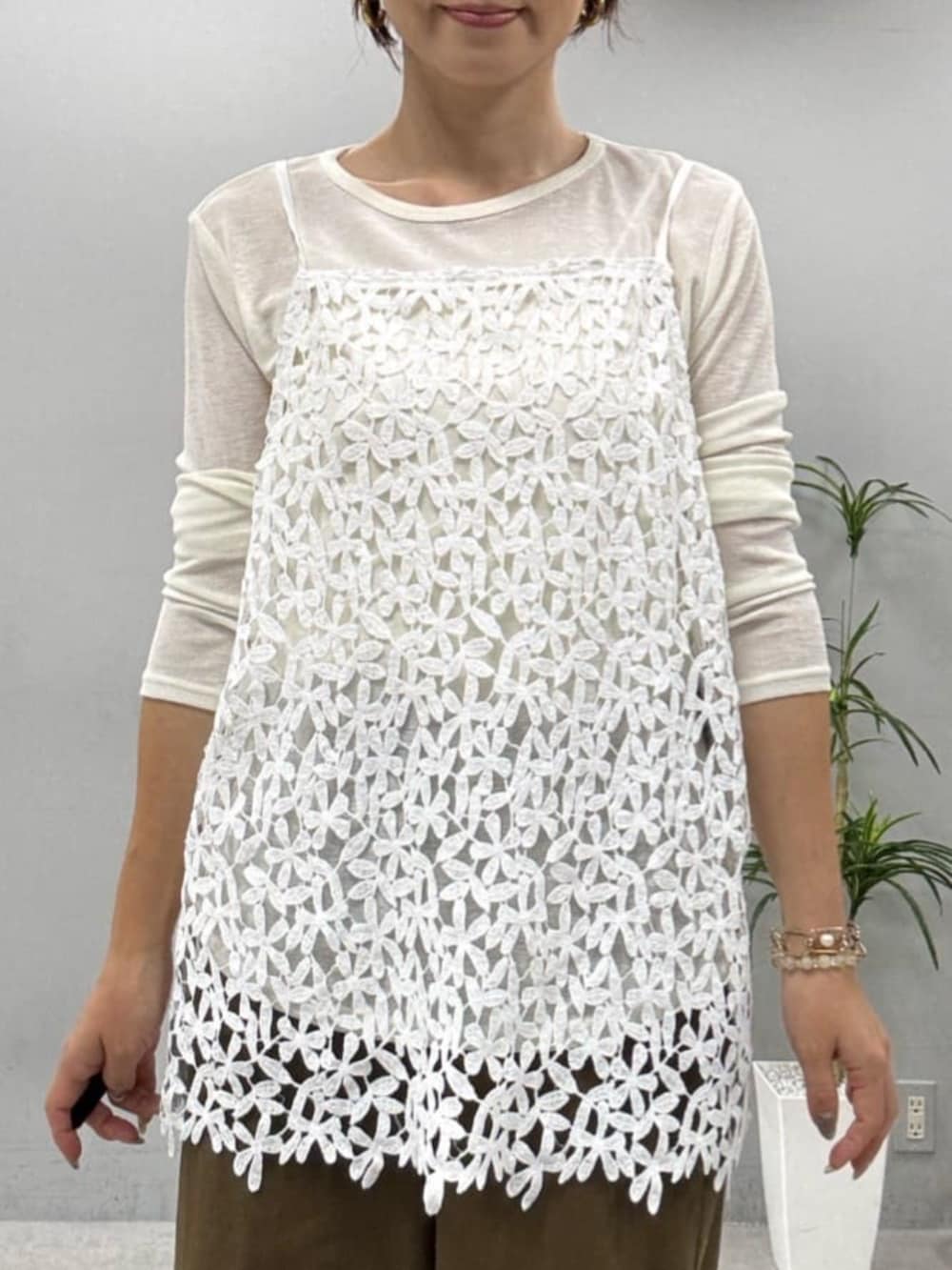 ベージュ系のその他パンツ、ホワイト系のキャミソール、ホワイト系のTシャツ/カットソーを着用したレディースの夏コーディネートの2枚目の写真