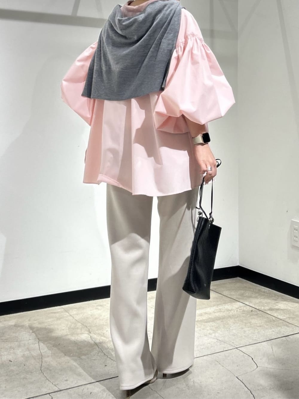 ピンク系のシャツ/ブラウス、グレー系のニット/セーターを着用したレディースの春コーディネートの2枚目の写真