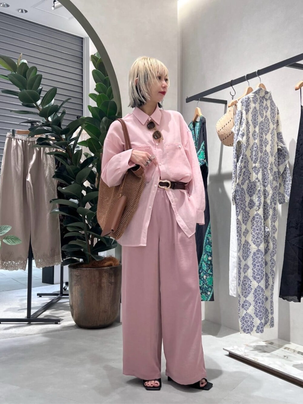 ブラック系のサンダル、ピンク系のシャツ/ブラウス、ピンク系のその他パンツを着用したレディースの夏コーディネートの4枚目の写真