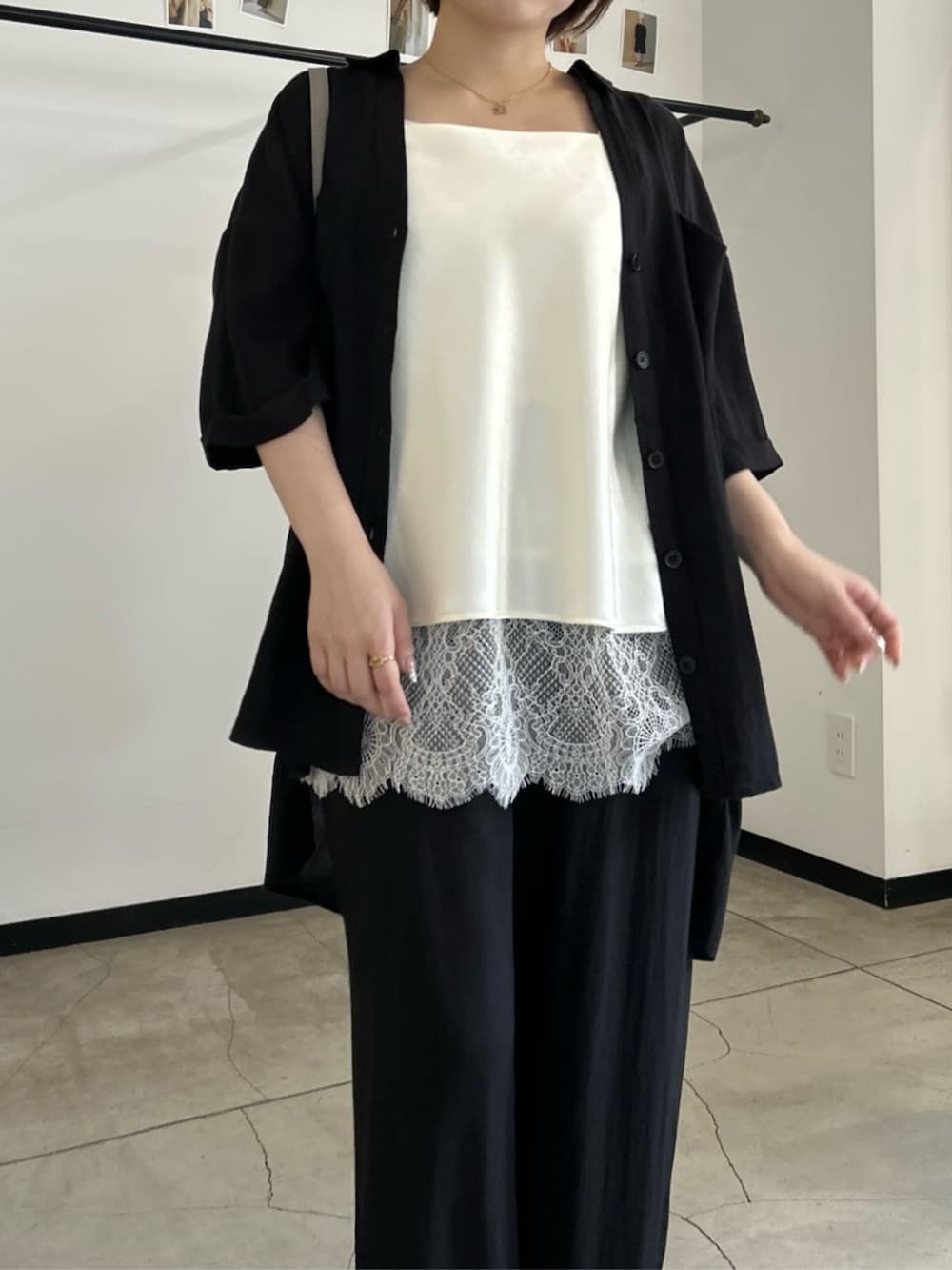 ベージュ系のショルダーバッグ、ブラック系のシャツ/ブラウス、ブラック系のその他パンツを着用したレディースの夏コーディネートの2枚目の写真