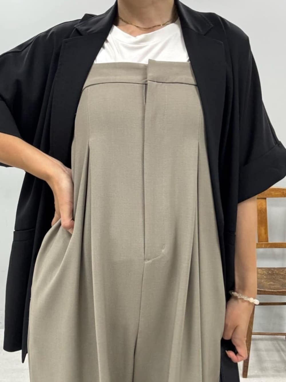 その他のTシャツ/カットソー、ブラウン系のサロペット/オーバーオール、ブラック系のテーラードジャケットを着用したレディースの夏コーディネートの4枚目の写真