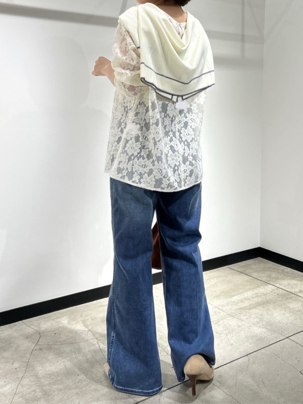 ホワイト系のシャツ/ブラウス、ホワイト系のカーディガン/ボレロ、ホワイト系のキャミソールを着用したレディースの夏コーディネートの3枚目の写真