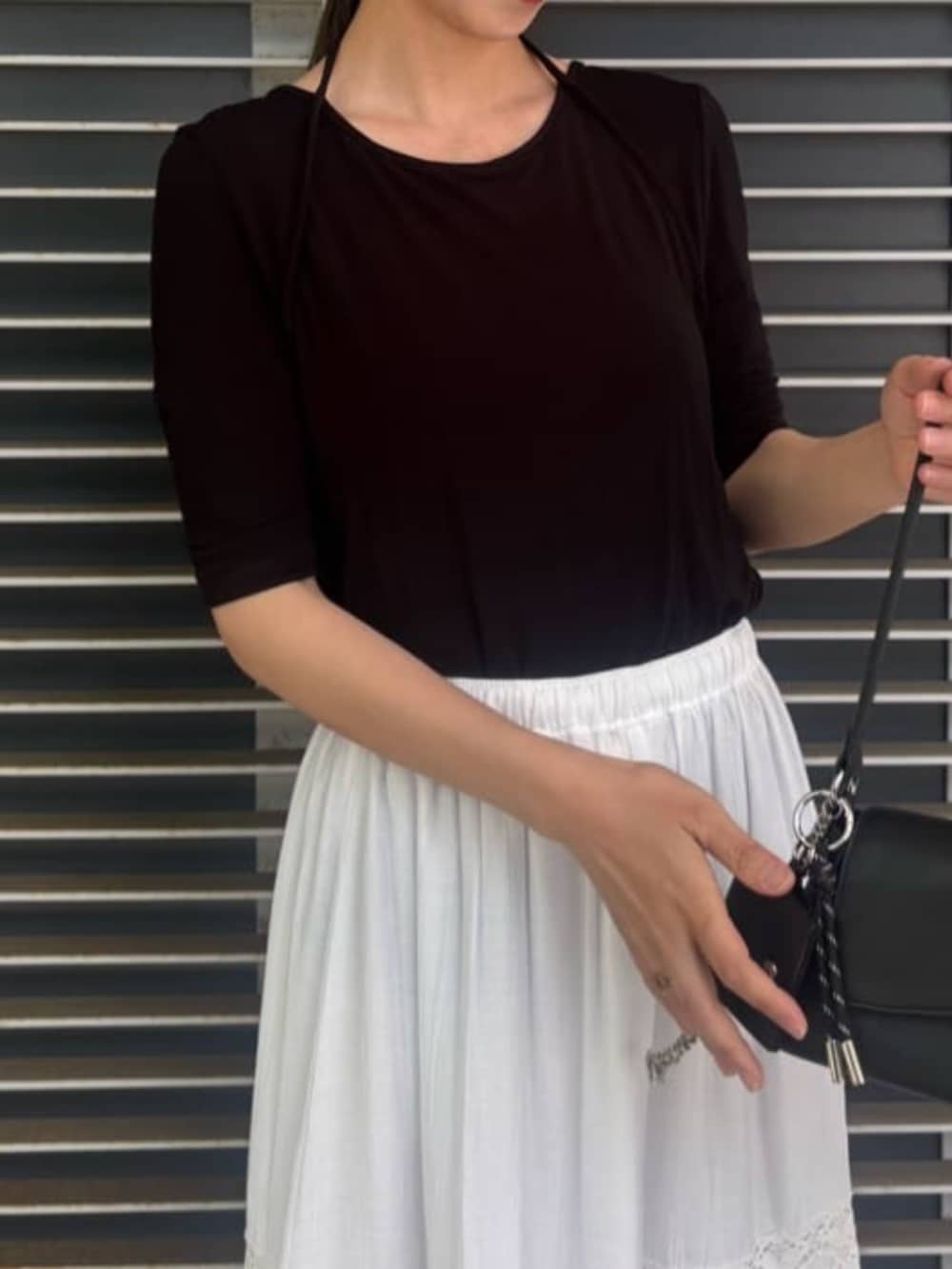 ブラック系のショルダーバッグ、ブラック系のTシャツ/カットソーを着用したレディースの春コーディネートの4枚目の写真