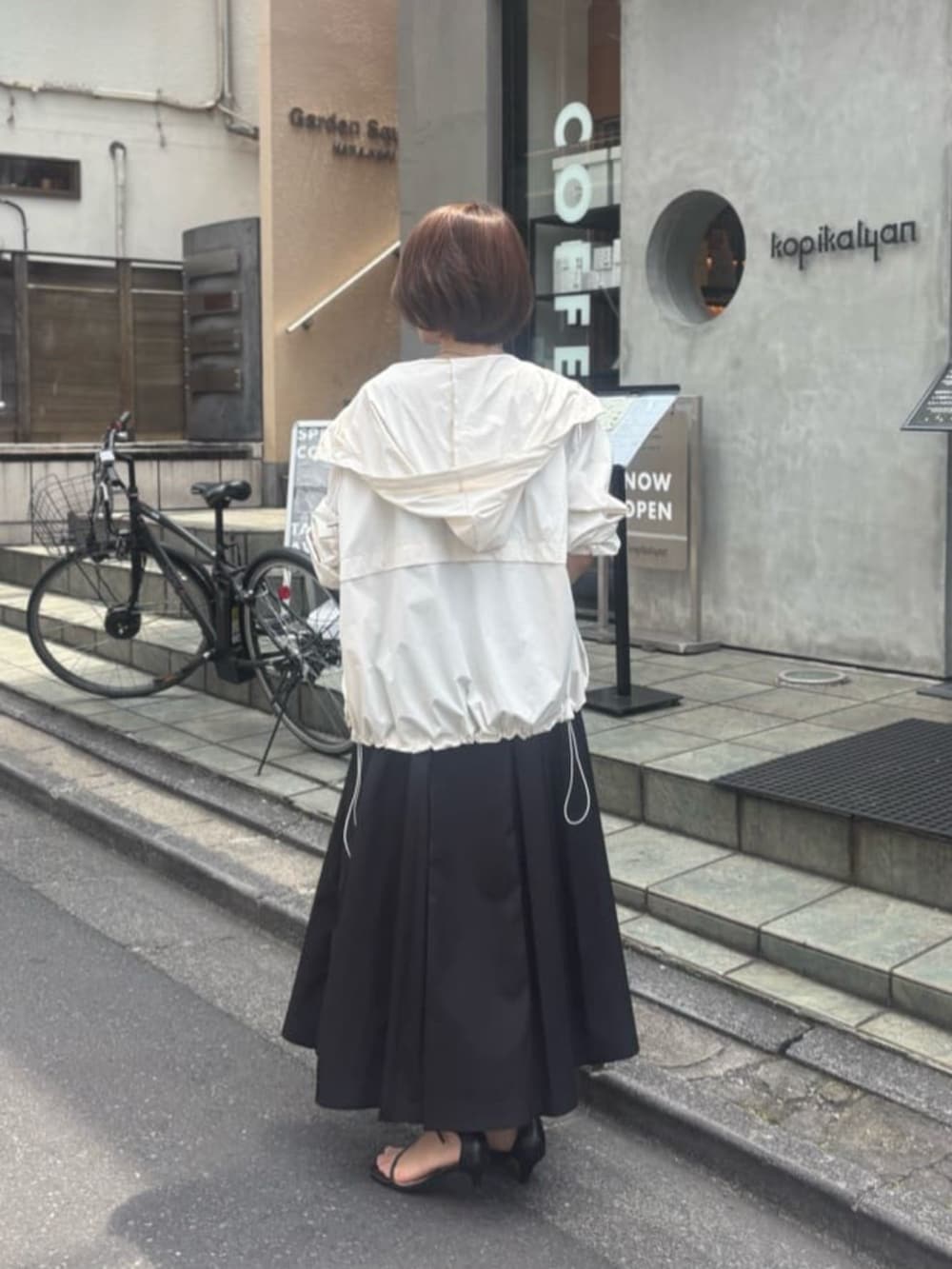 ブラック系のショルダーバッグ、ブラック系のワンピース、ブラック系のニット/セーターを着用したレディースの夏コーディネートの2枚目の写真