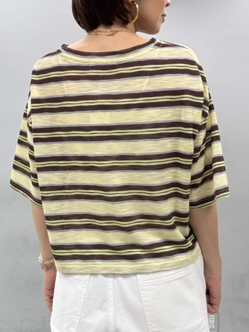 ホワイト系のデニムパンツ、イエロー系のTシャツ/カットソーを着用したレディースの夏コーディネートの3枚目の写真