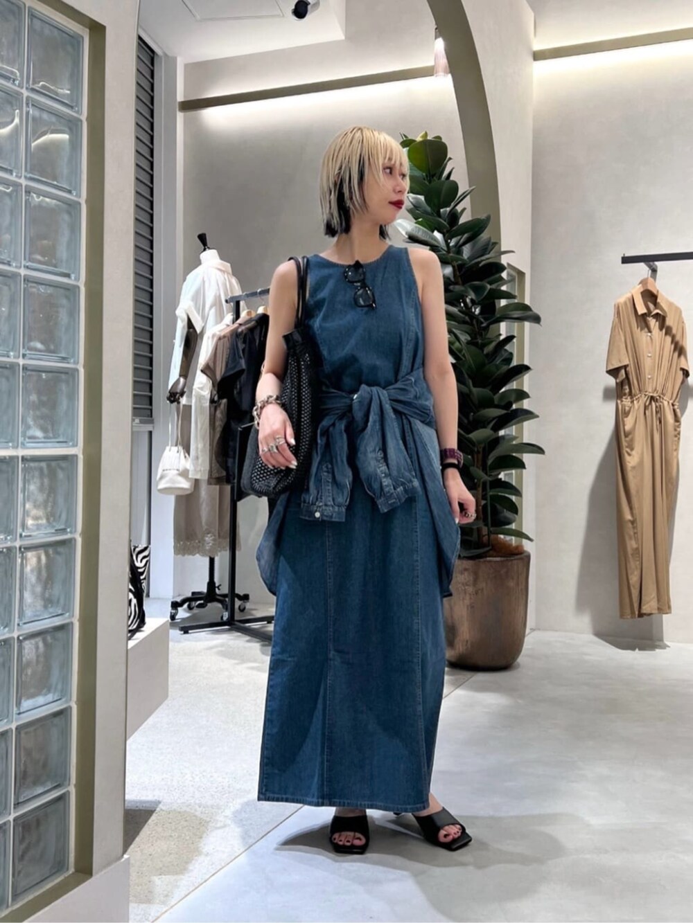 ブルー系のシャツ/ブラウス、ブルー系のワンピース、ブラック系のサンダルを着用したレディースの夏コーディネートの4枚目の写真