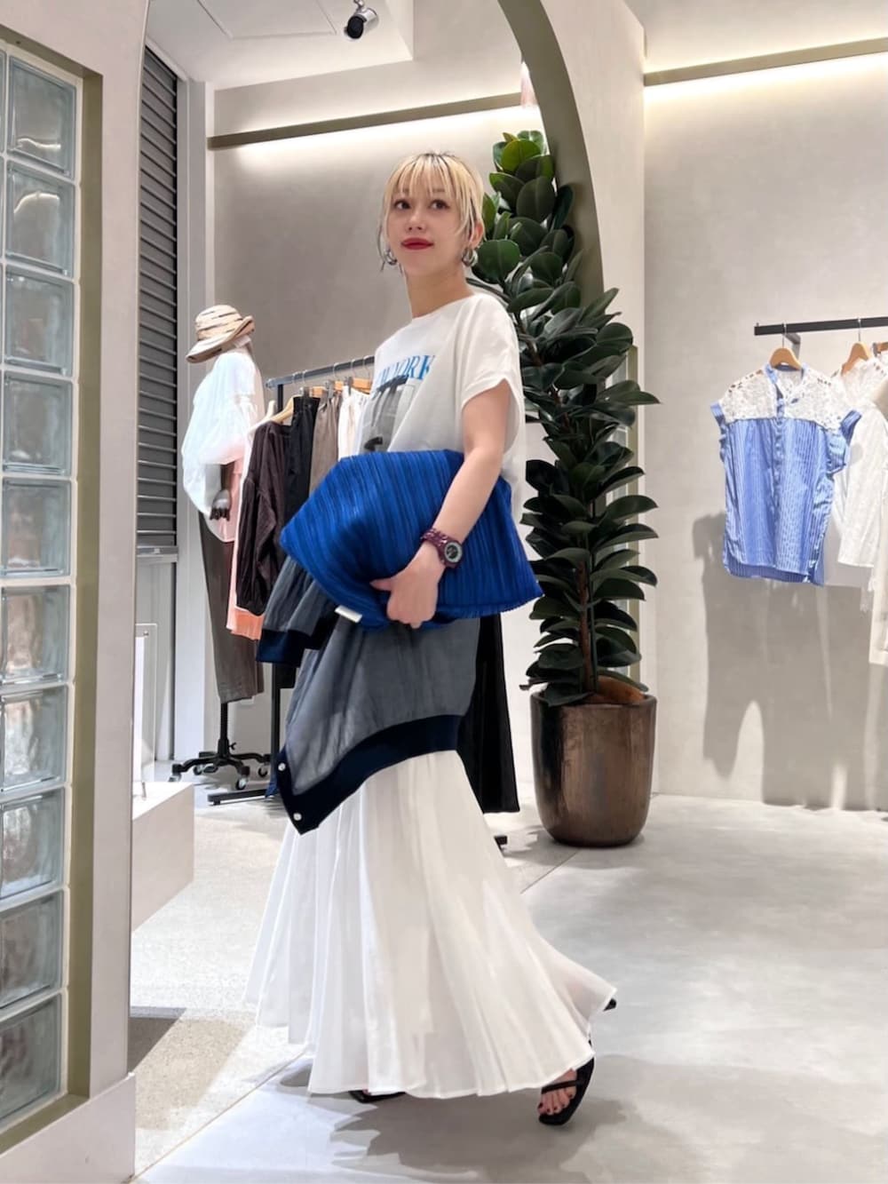 ブルー系のブルゾン、ホワイト系のTシャツ/カットソーを着用したレディースの夏コーディネートの2枚目の写真