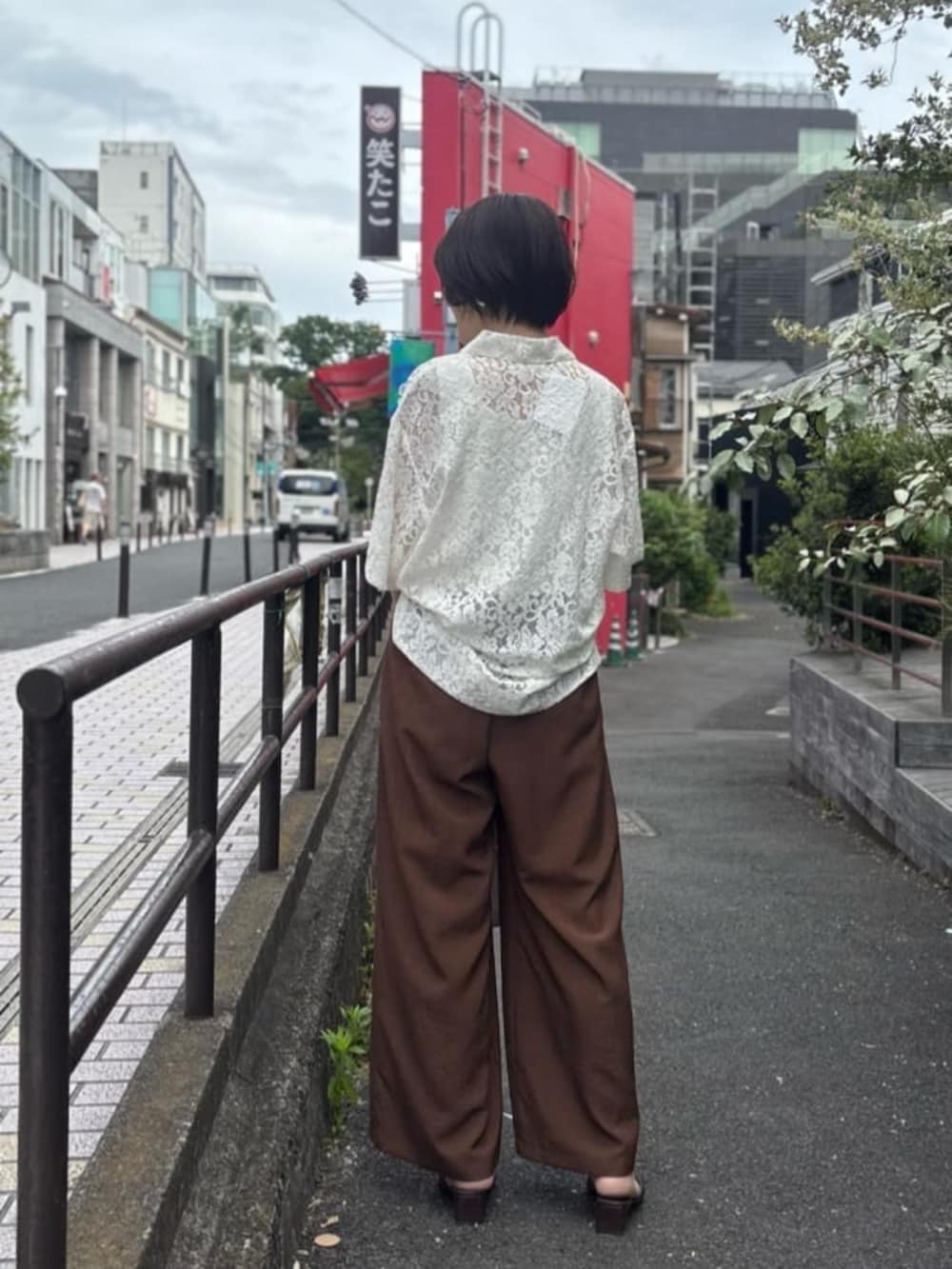 ホワイト系のタンクトップ、ブラウン系のサンダル、ブラウン系のその他パンツを着用したレディースの春コーディネートの3枚目の写真