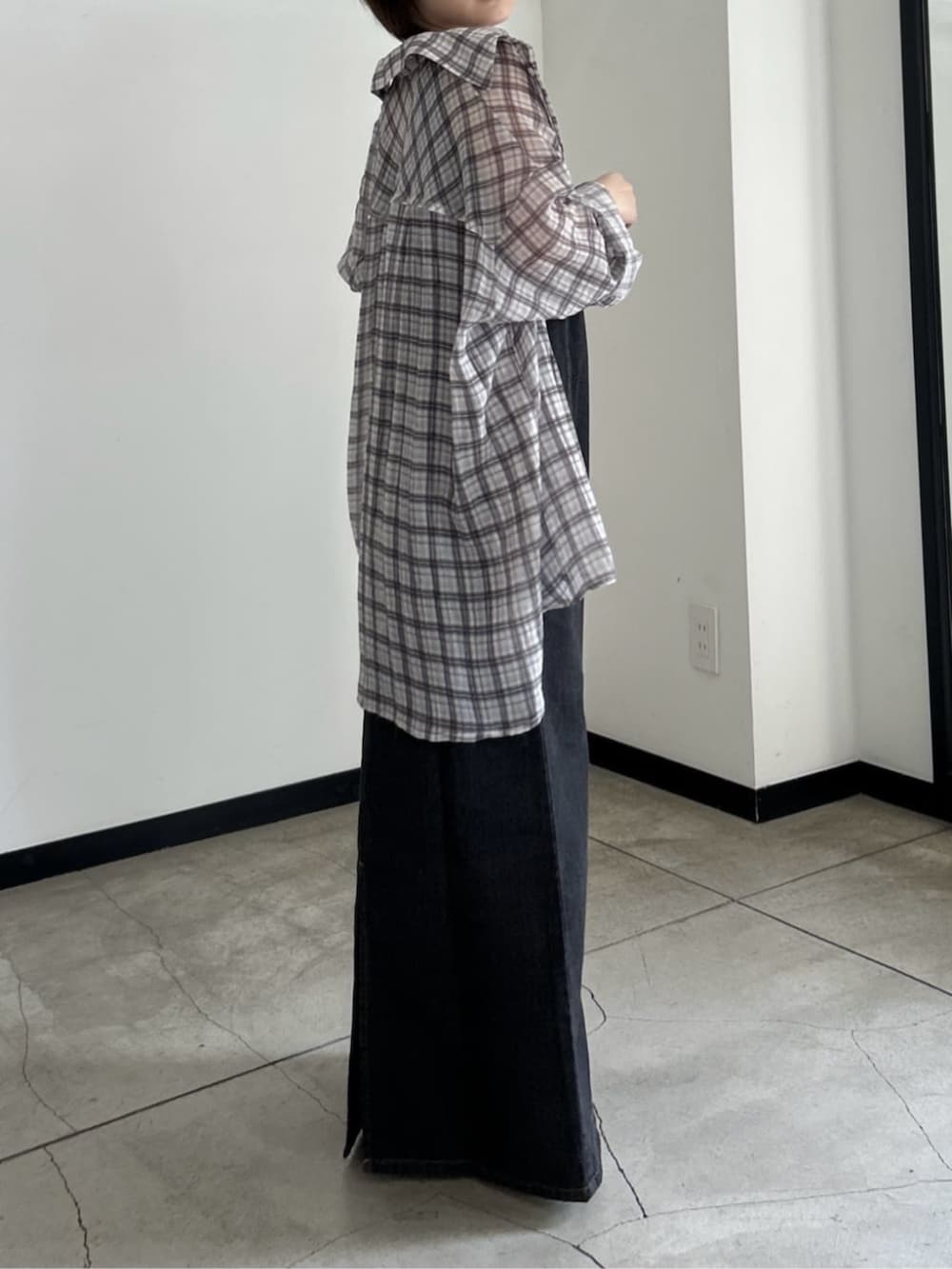 その他のシャツ/ブラウス、ブラック系のワンピースを着用したレディースの夏コーディネートの4枚目の写真