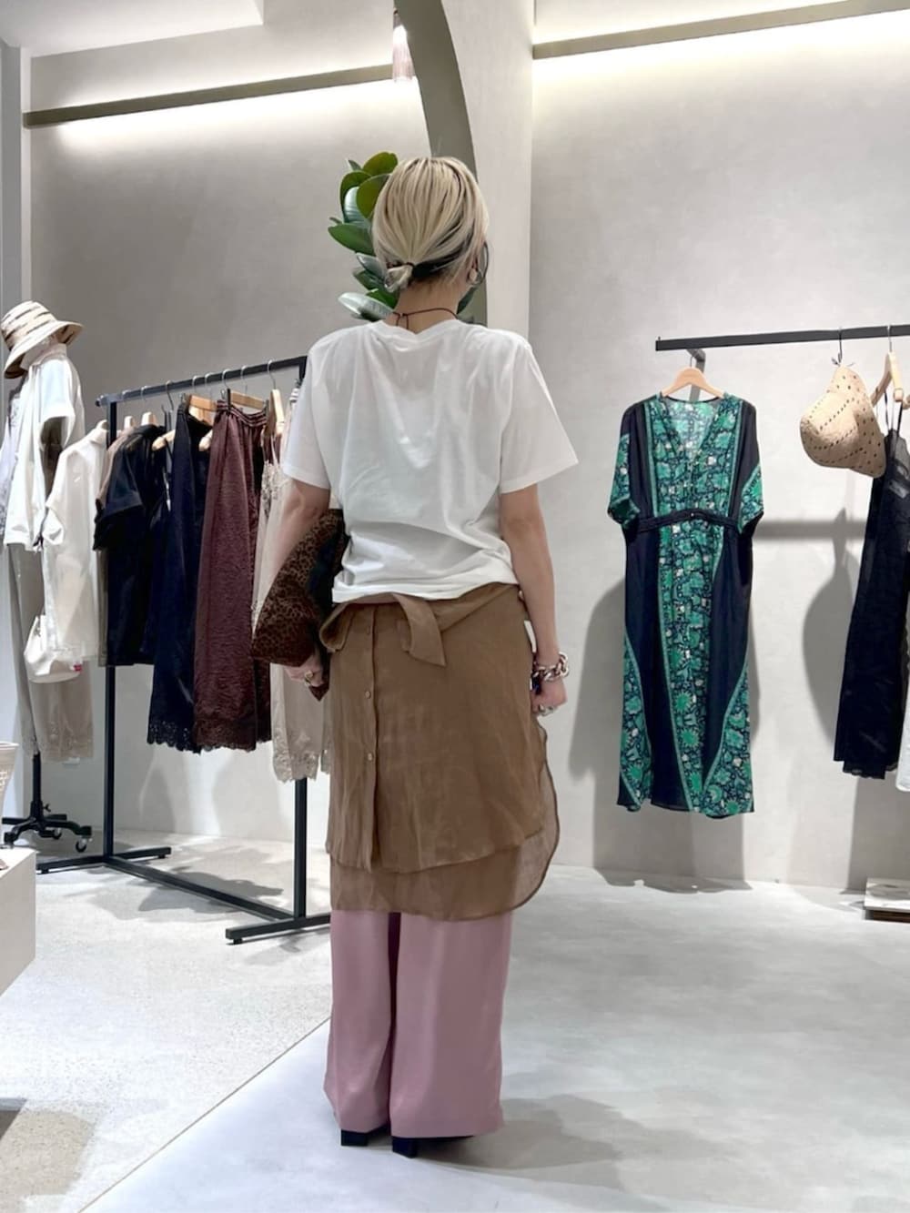 ピンク系のその他パンツ、ホワイト系のTシャツ/カットソーを着用したレディースの夏コーディネートの3枚目の写真