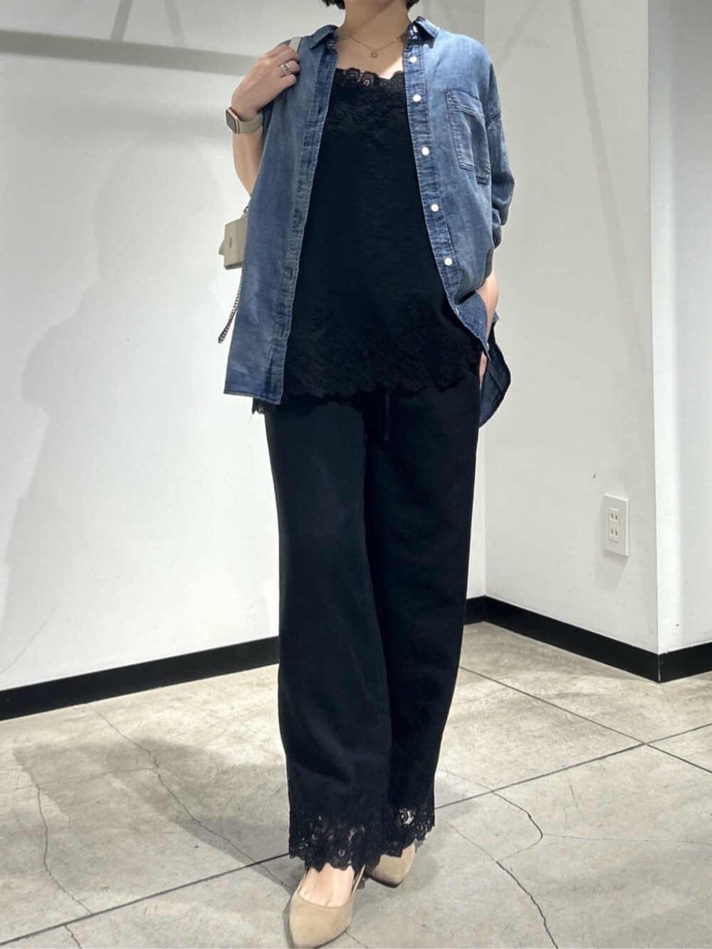 ブルー系のシャツ/ブラウス、ブラック系のキャミソール、ブラック系のその他パンツを着用したレディースの夏コーディネートの2枚目の写真