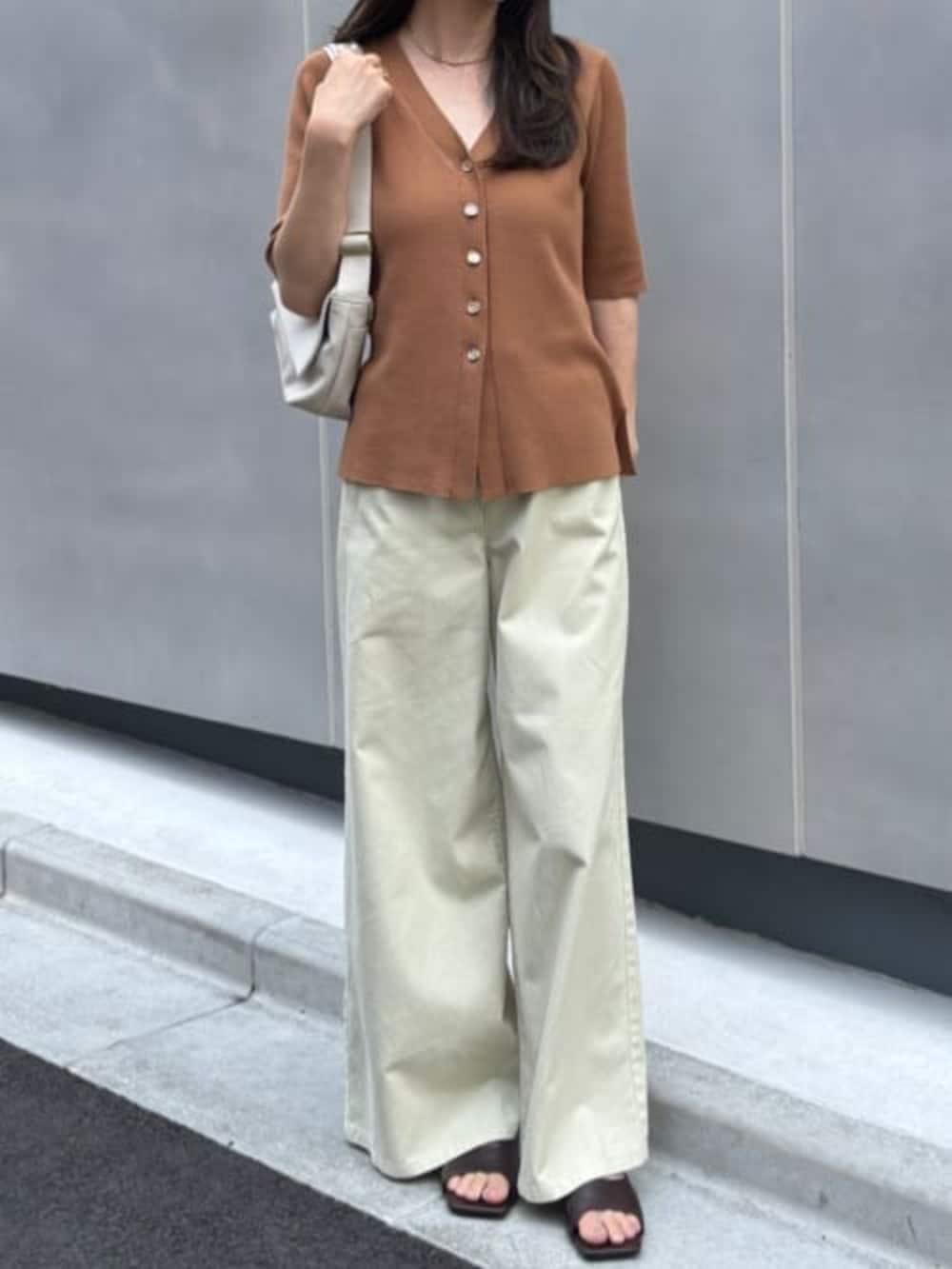 ベージュ系のその他パンツ、ホワイト系のショルダーバッグ、イエロー系のカーディガン/ボレロを着用したレディースの夏コーディネートの4枚目の写真