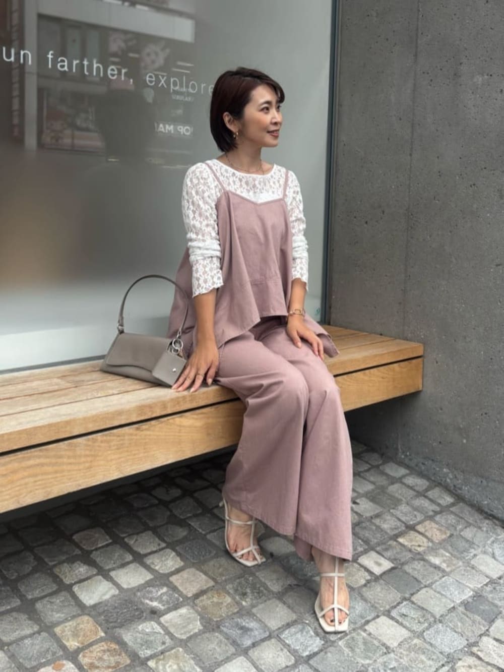 ベージュ系のショルダーバッグ、ホワイト系のTシャツ/カットソー、ピンク系のキャミソールを着用したレディースの夏コーディネートの3枚目の写真