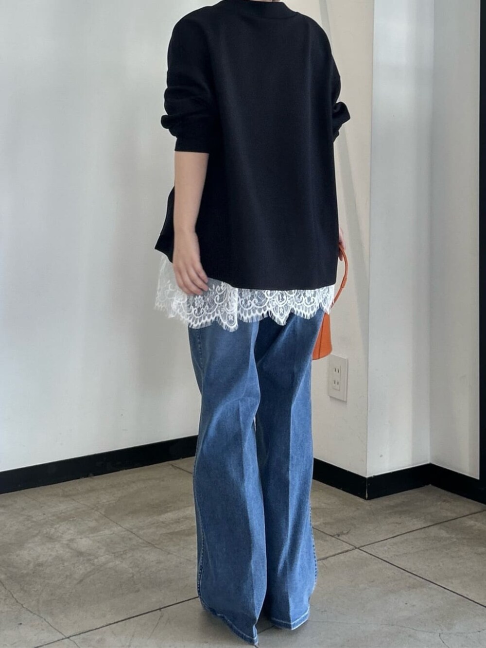 ブルー系のカーディガン/ボレロ、ブルー系のデニムパンツを着用したレディースの春コーディネートの3枚目の写真