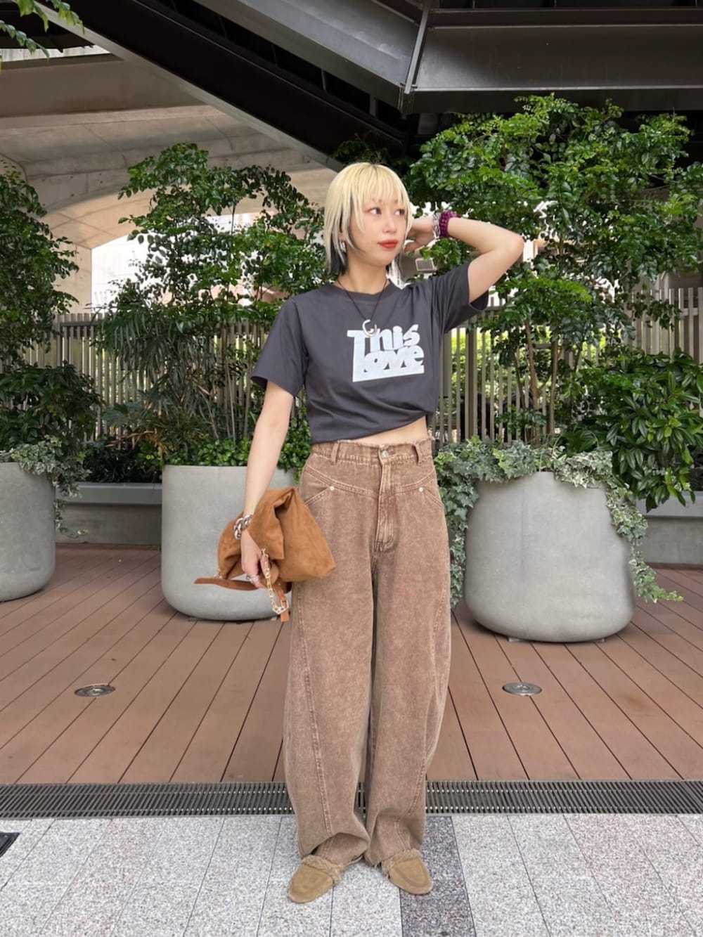 イエロー系のショルダーバッグ、グレー系のTシャツ/カットソーを着用したレディースの夏コーディネートの3枚目の写真