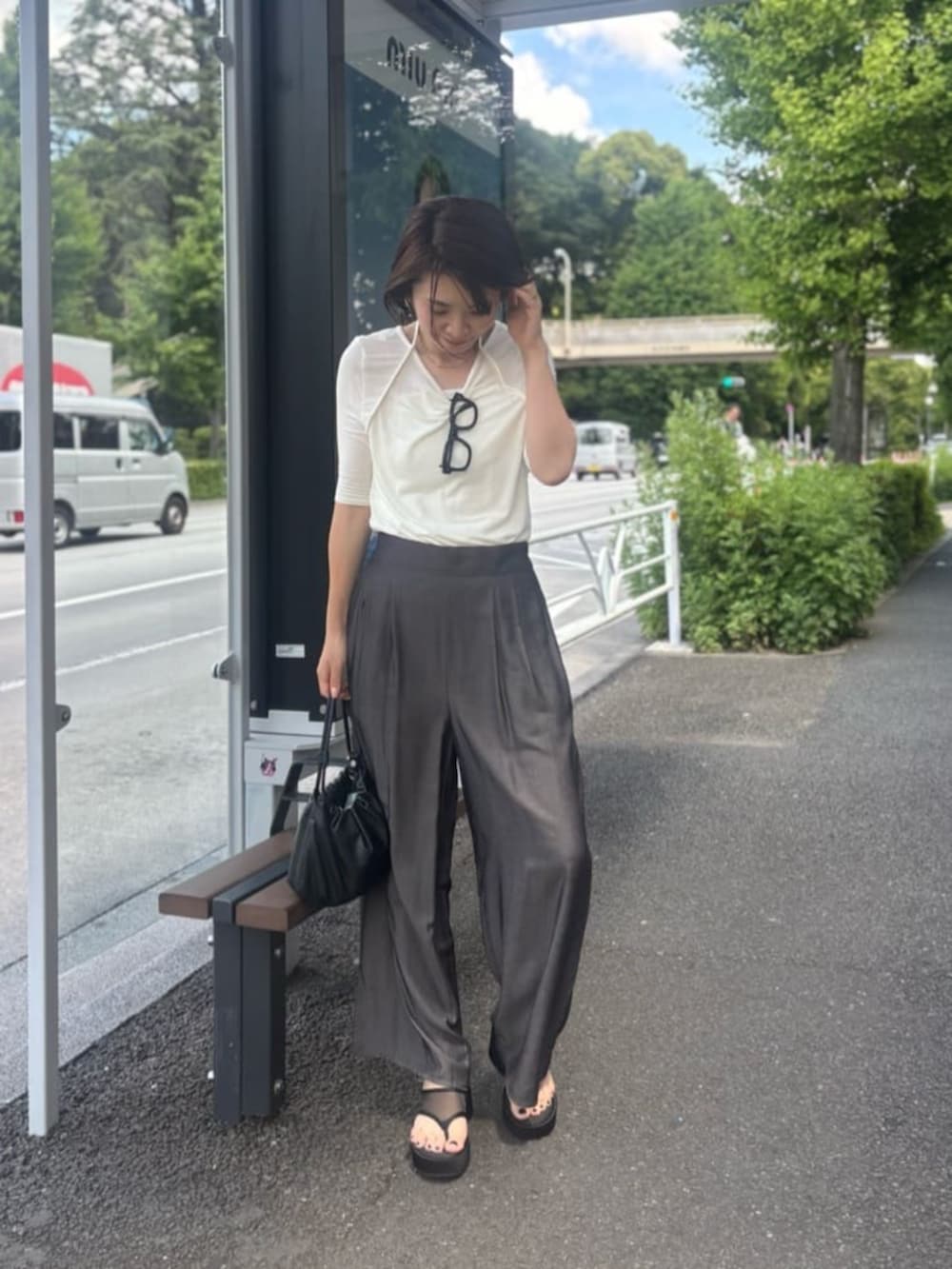 ブラック系のその他パンツ、ホワイト系のTシャツ/カットソーを着用したレディースの春コーディネートの2枚目の写真