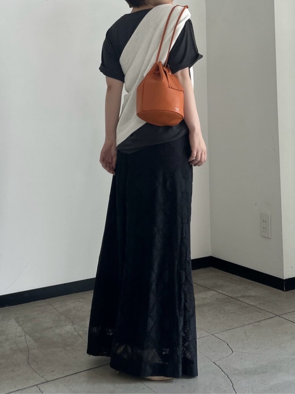 ホワイト系のニット/セーター、グレー系のTシャツ/カットソーを着用したレディースの夏コーディネートの3枚目の写真