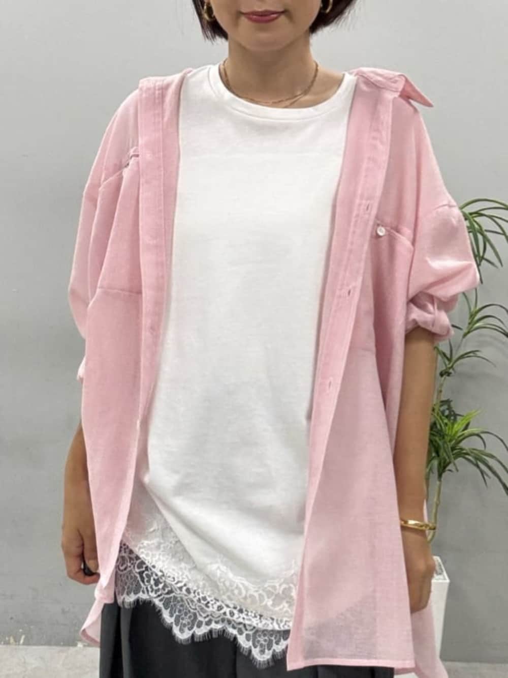 ホワイト系のショルダーバッグ、ピンク系のシャツ/ブラウス、ホワイト系のTシャツ/カットソーを着用したレディースの夏コーディネートの2枚目の写真
