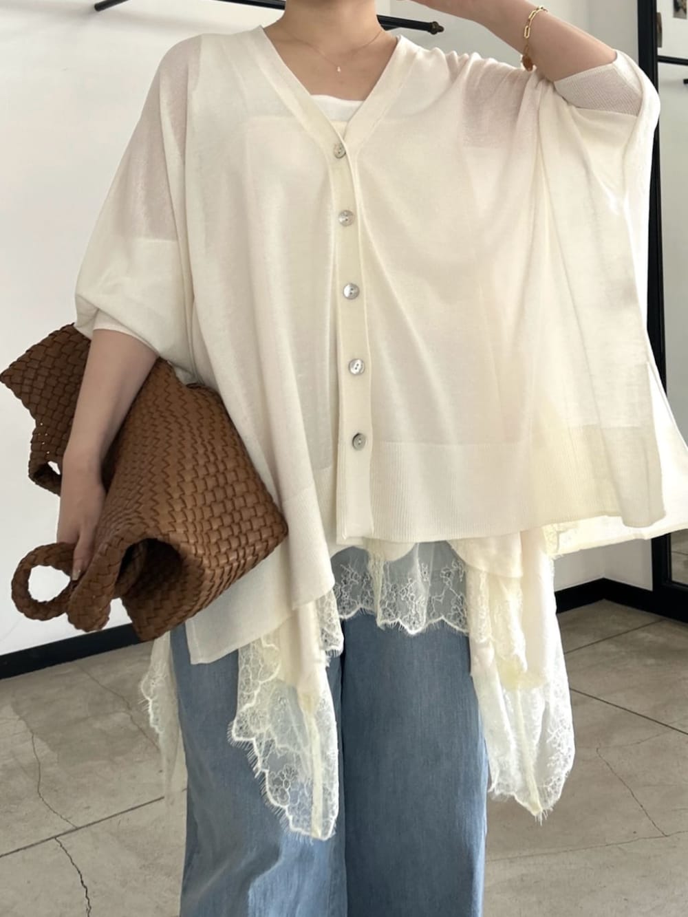 ホワイト系のタンクトップ、ホワイト系のキャミソール、ホワイト系のカーディガン/ボレロを着用したレディースの春コーディネートの4枚目の写真