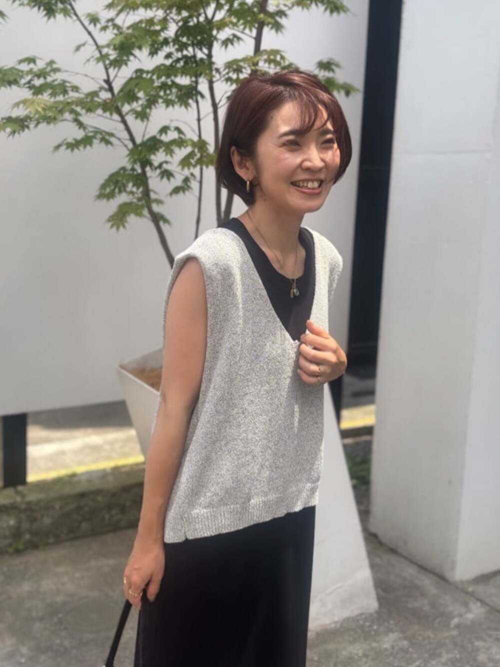 ブラック系のワンピースを着用したレディースの夏コーディネートの3枚目の写真