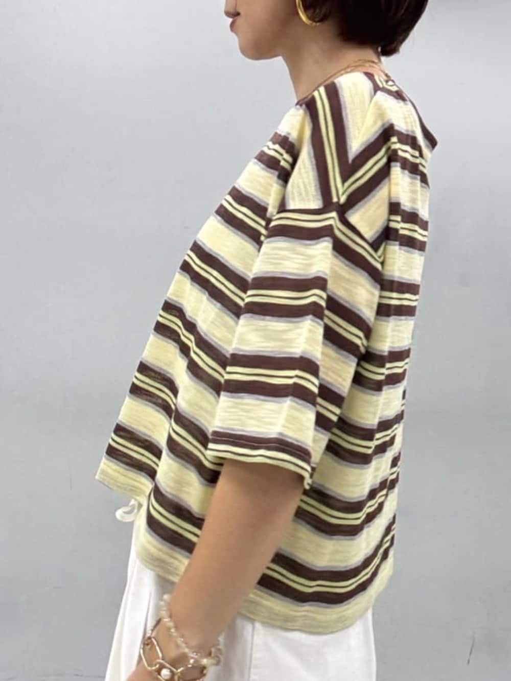 ホワイト系のデニムパンツ、イエロー系のTシャツ/カットソーを着用したレディースの夏コーディネートの2枚目の写真