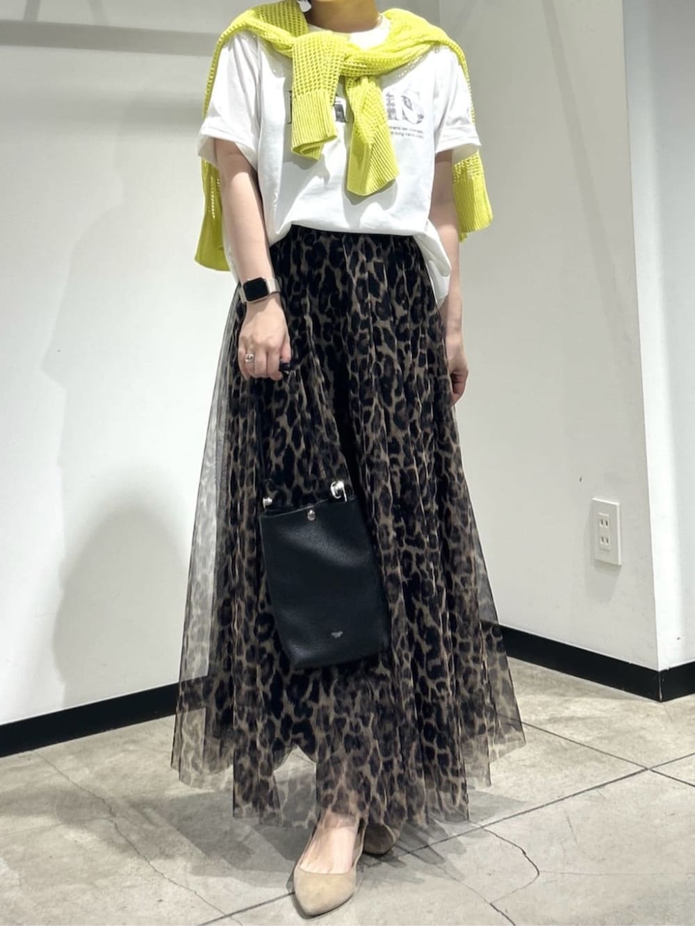 その他のスカート、その他のTシャツ/カットソー、イエロー系のニット/セーターを着用したレディースの夏コーディネートの2枚目の写真