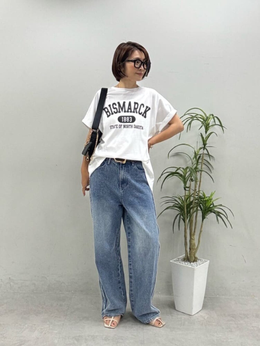ホワイト系のTシャツ/カットソーを着用したレディースの夏コーディネートの2枚目の写真