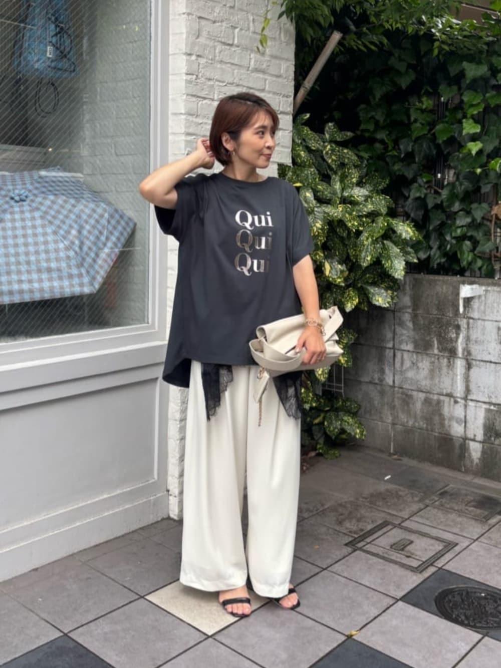 グレー系のキャミソール、ホワイト系のショルダーバッグ、グレー系のTシャツ/カットソーを着用したレディースの夏コーディネートの2枚目の写真