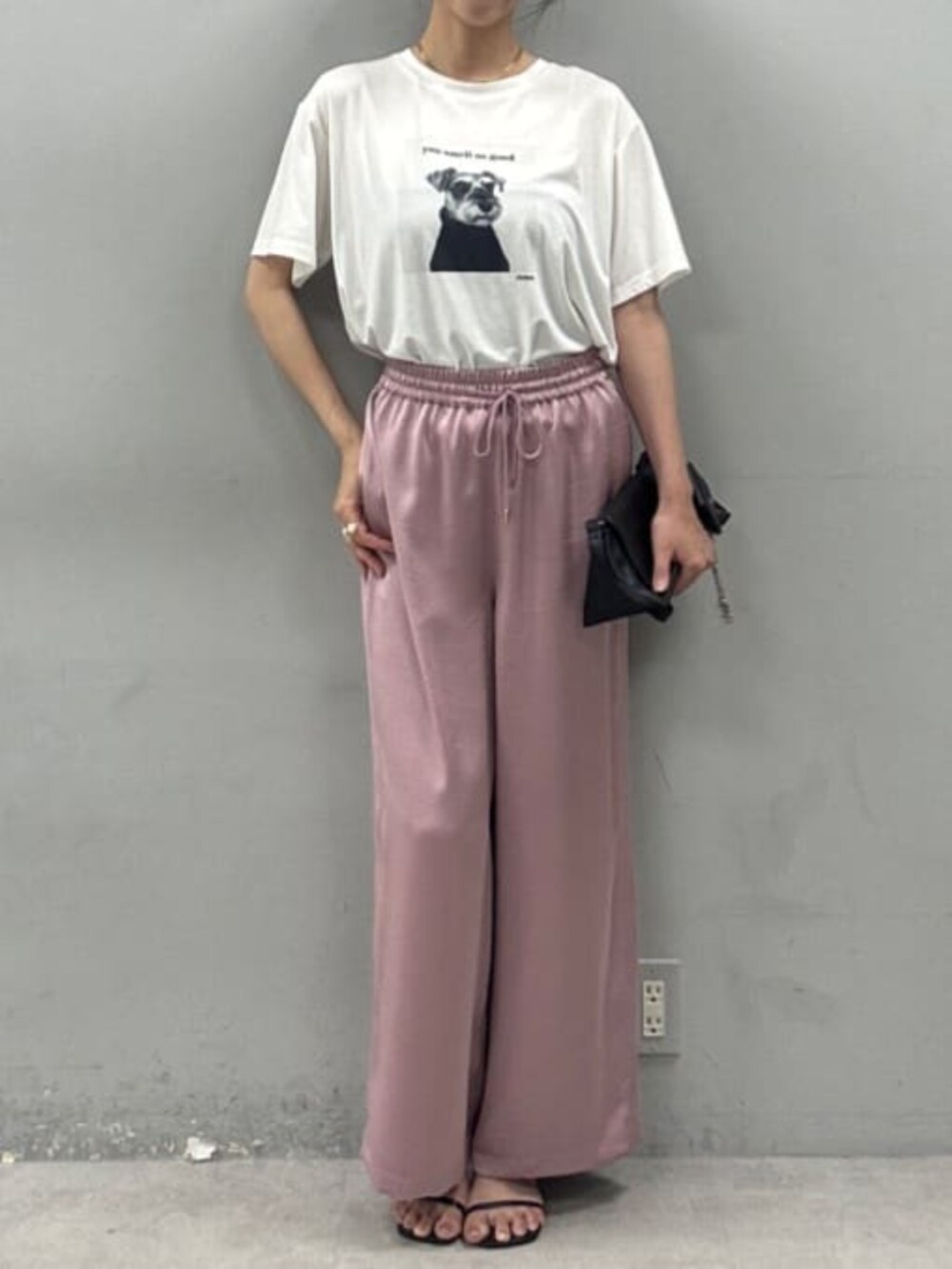 ブラック系のショルダーバッグ、ピンク系のその他パンツを着用したレディースの夏コーディネートの3枚目の写真