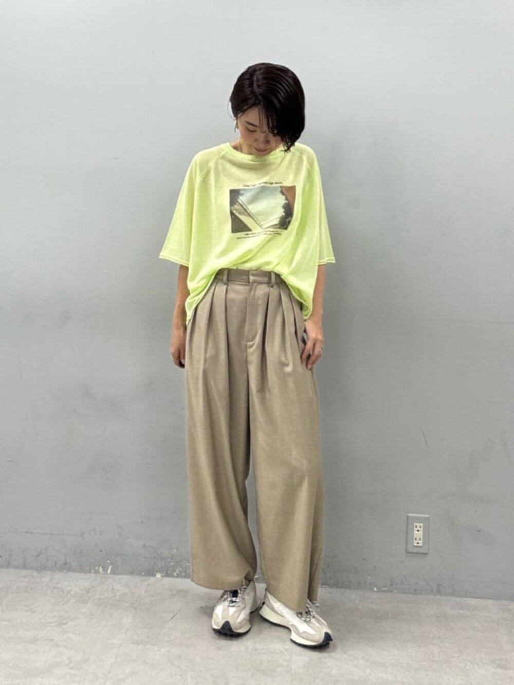 グリーン系のTシャツ/カットソーを着用したレディースの春コーディネートの2枚目の写真