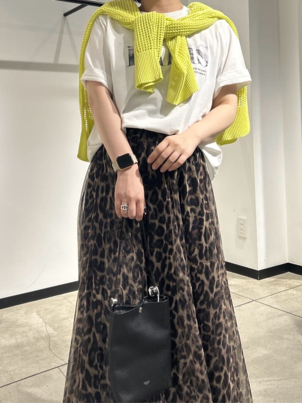 その他のスカート、その他のTシャツ/カットソー、イエロー系のニット/セーターを着用したレディースの夏コーディネートの3枚目の写真