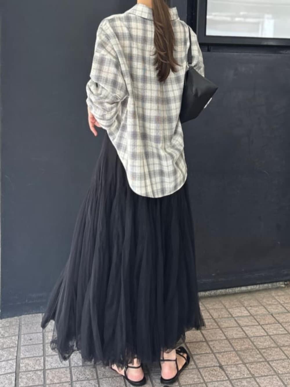 ブラック系のショルダーバッグ、その他のシャツ/ブラウス、ブラック系のスカートを着用したレディースの夏コーディネートの4枚目の写真