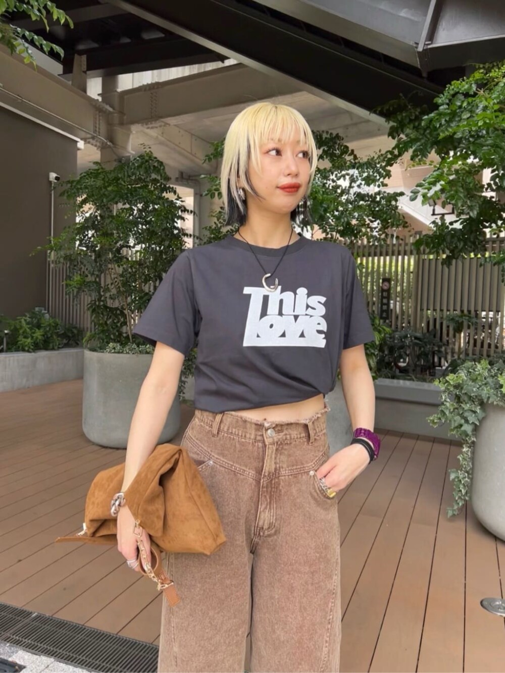 イエロー系のショルダーバッグ、グレー系のTシャツ/カットソーを着用したレディースの夏コーディネートの2枚目の写真